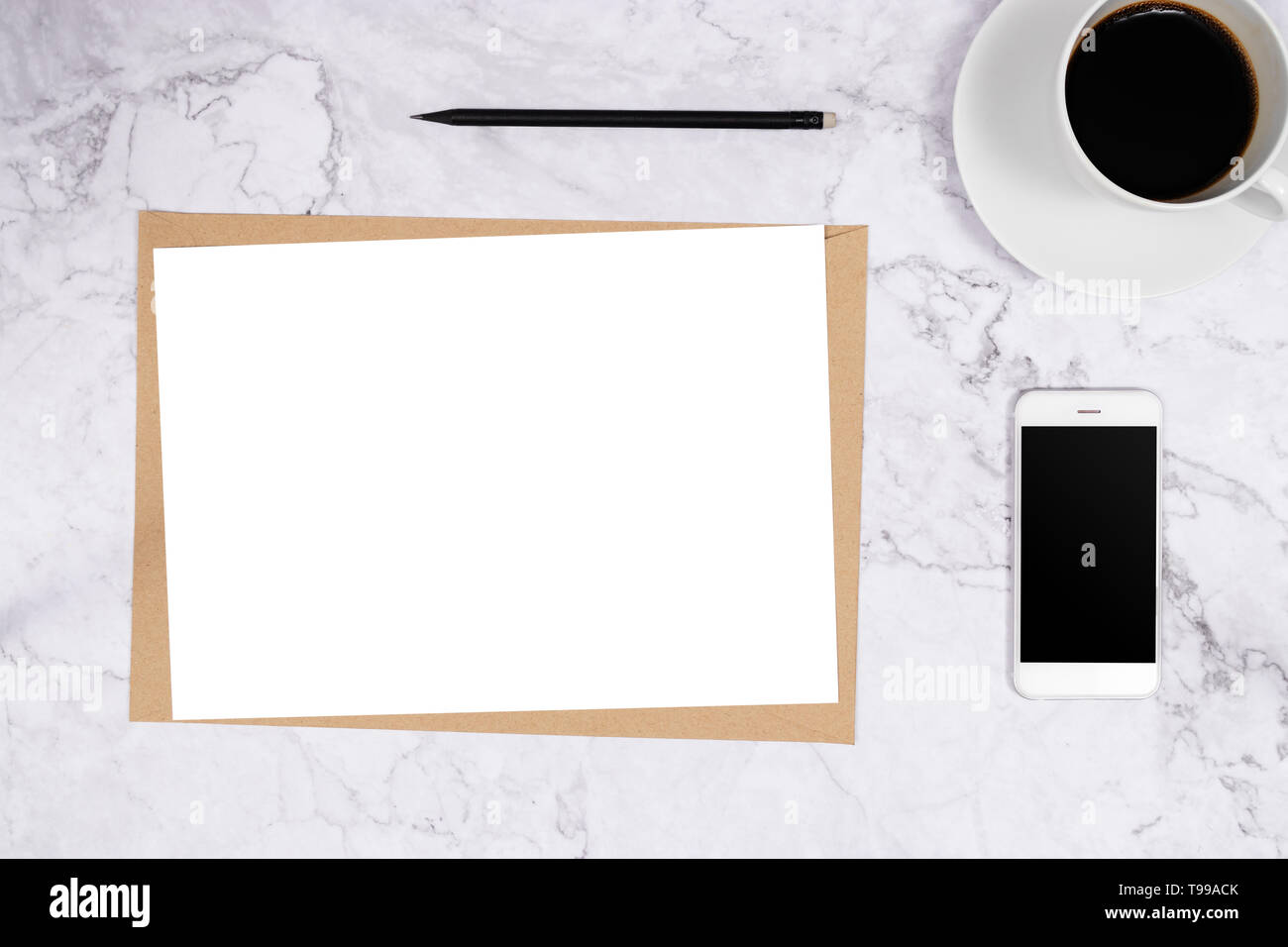 Format de papier blanc A4 sur l'enveloppe de papier brun sur fond de marbre blanc téléphone mobile avec crayon et du café noir. télévision minimaliste lay, vue d'en haut. Banque D'Images