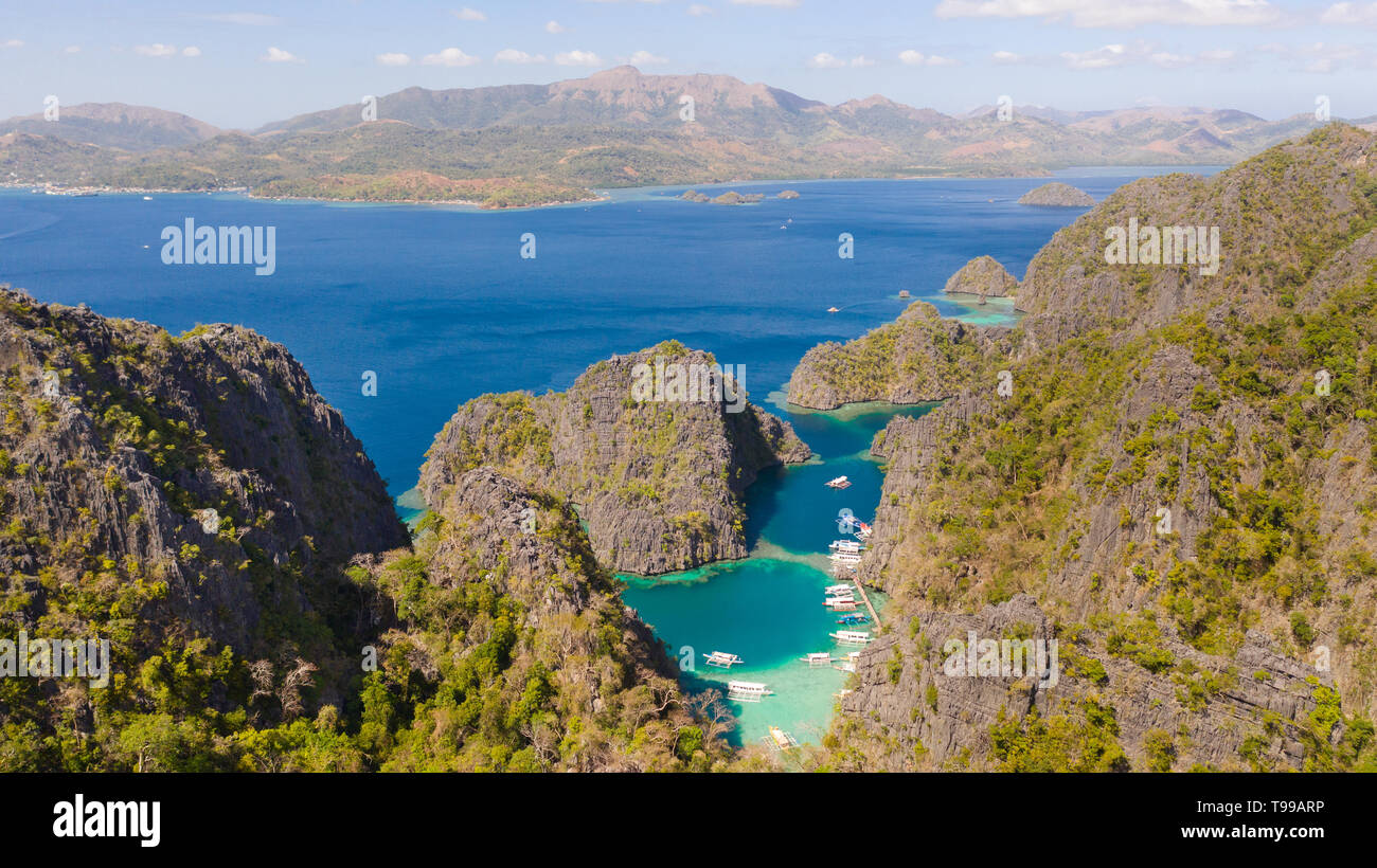 Twin Lagoon en Coron, Palawan, Philippines. Sur la montagne et la mer. Bateau solitaire vue aérienne Banque D'Images