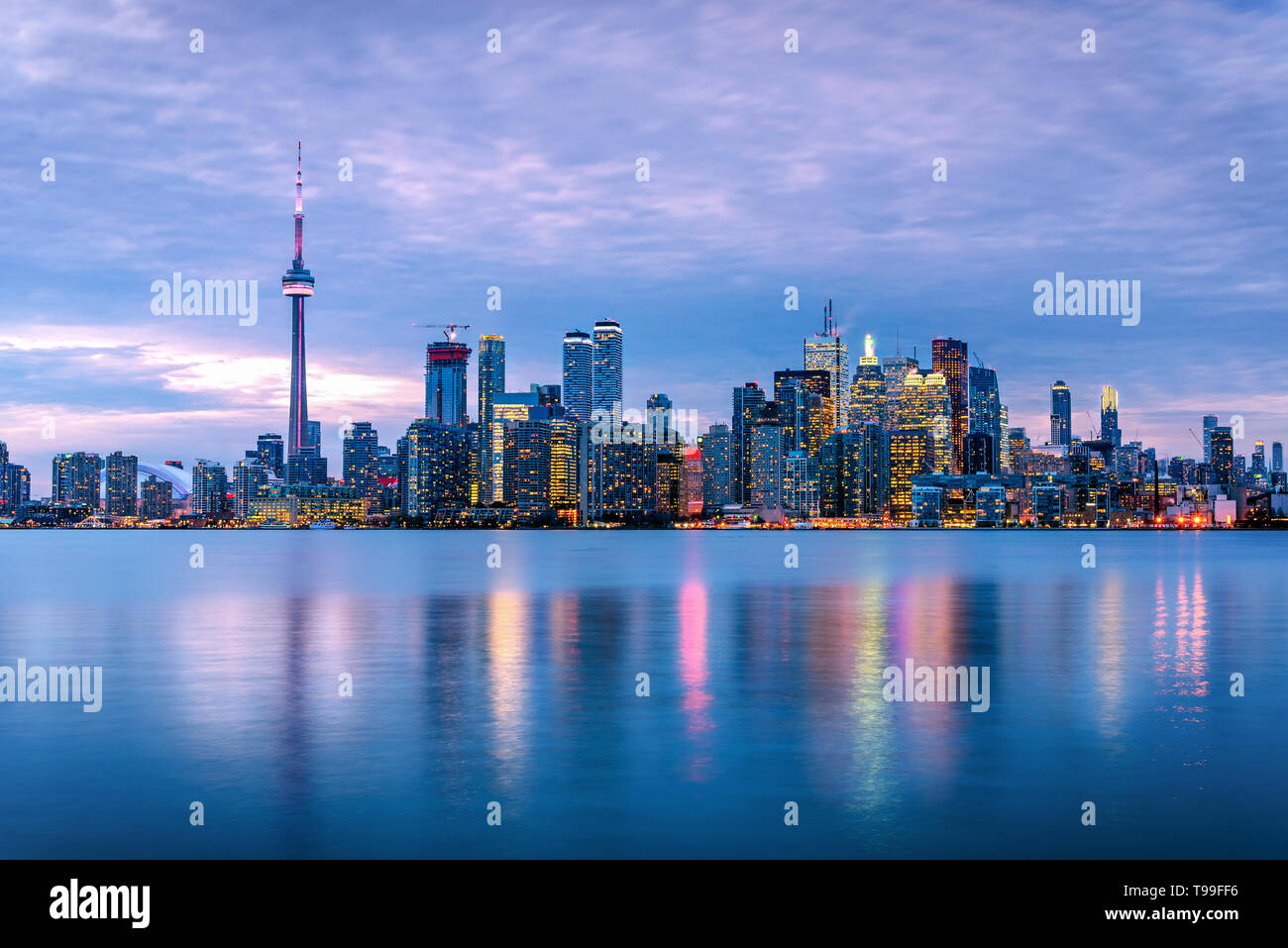 Vue splendide sur la ville de Toronto et le bord de l'eau de Toronto Islands au crépuscule en automne. L'Ontario, Canada. Banque D'Images