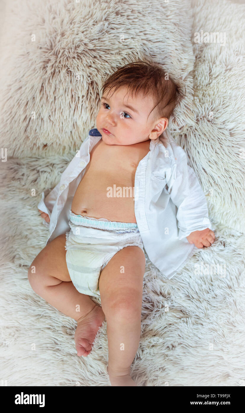 Cute baby boy lying on blanket vue supérieure Banque D'Images