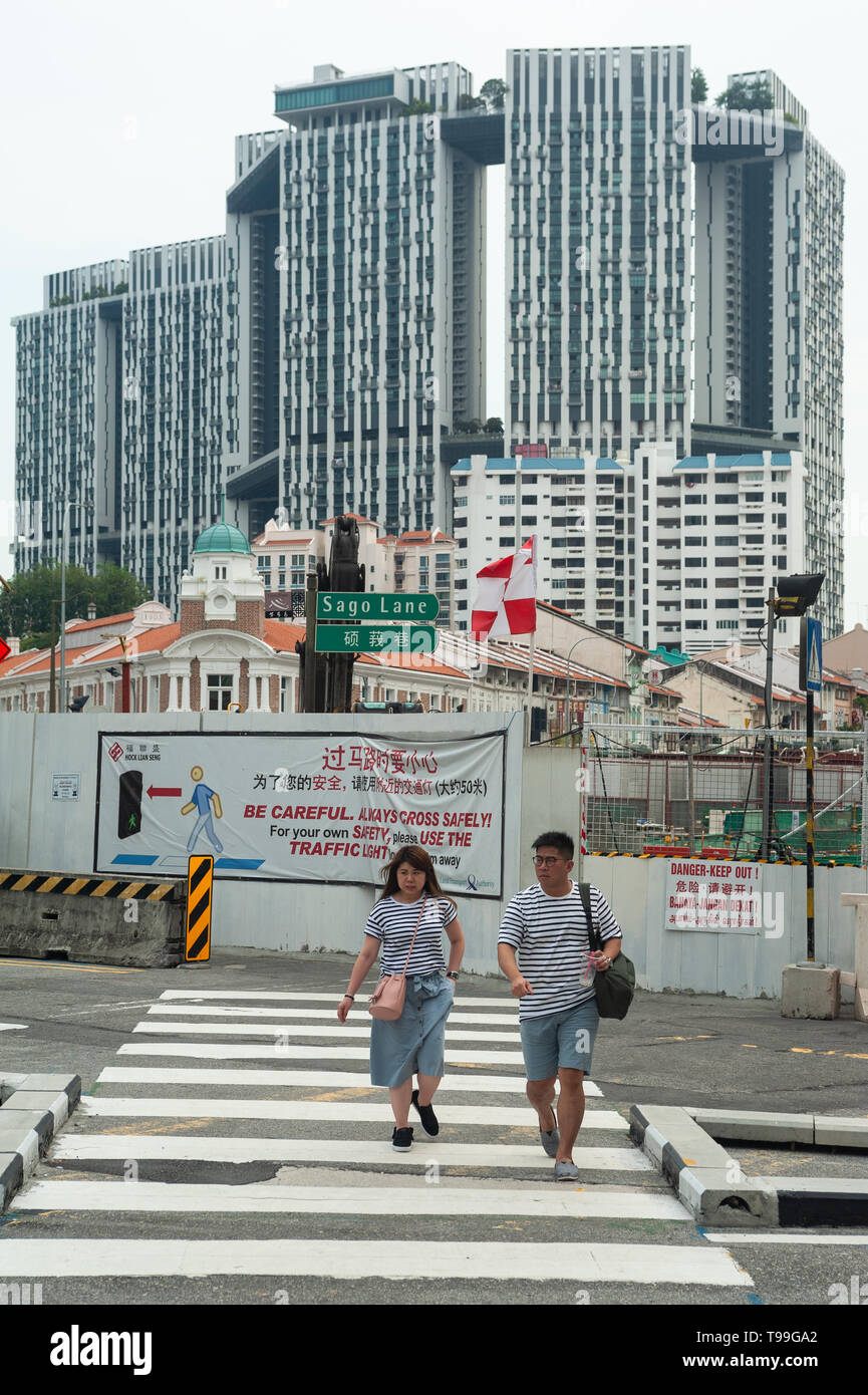 12.04.2019, Singapour, Singapour , - les piétons dans le quartier chinois avec l'apogée au Duxton en arrière-plan. 0SL190412D001CAROEX.JPG [communiqué de modèle : N Banque D'Images 12.04.2019, Singapour, Singapour , - les piétons dans le quartier chinois avec l'apogée au Duxton en arrière-plan. 0SL190412D001CAROEX.JPG [communiqué de modèle : N Banque D'Images