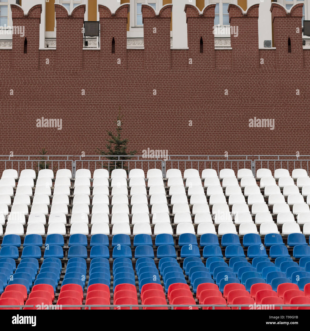 Rangées de sièges dans les couleurs de la Fédération de drapeau sur la Place Rouge à Moscou. Les préparatifs pour l'accueil de la revue de la victoire. Image carré Banque D'Images