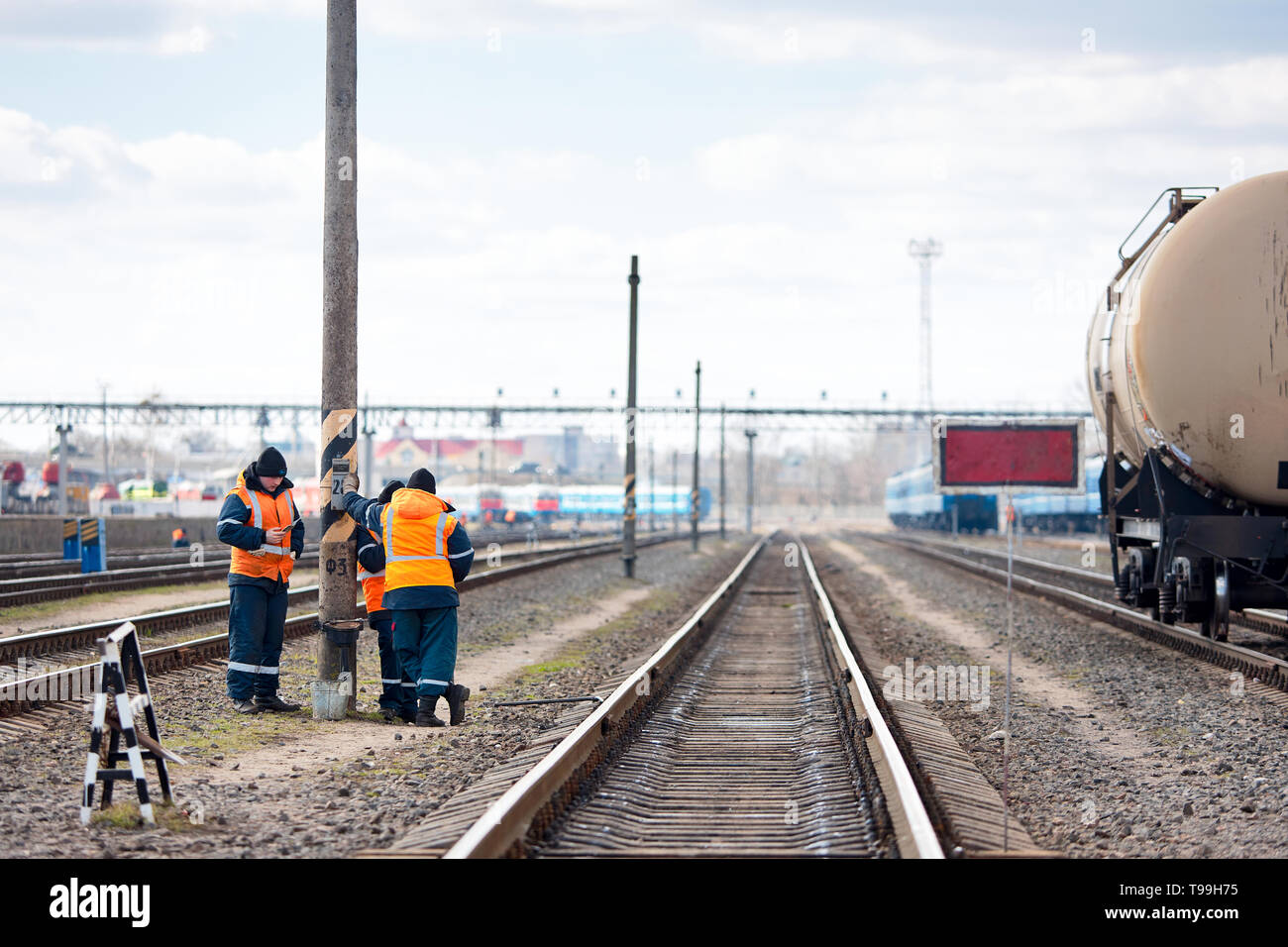 Les employés de la gare ferroviaire de ruptures dans le travail pour les loisirs, alors qu'il inspectait la réparation des rails de chemin de fer afin de détecter les pannes et ensu Banque D'Images