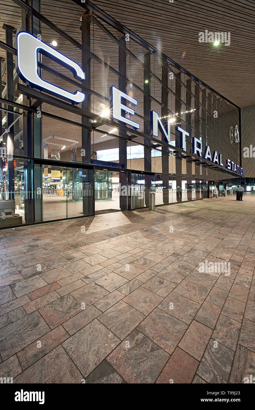 L'image étonnante de la nouvelle gare centrale dans le centre-ville de Rotterdam Banque D'Images