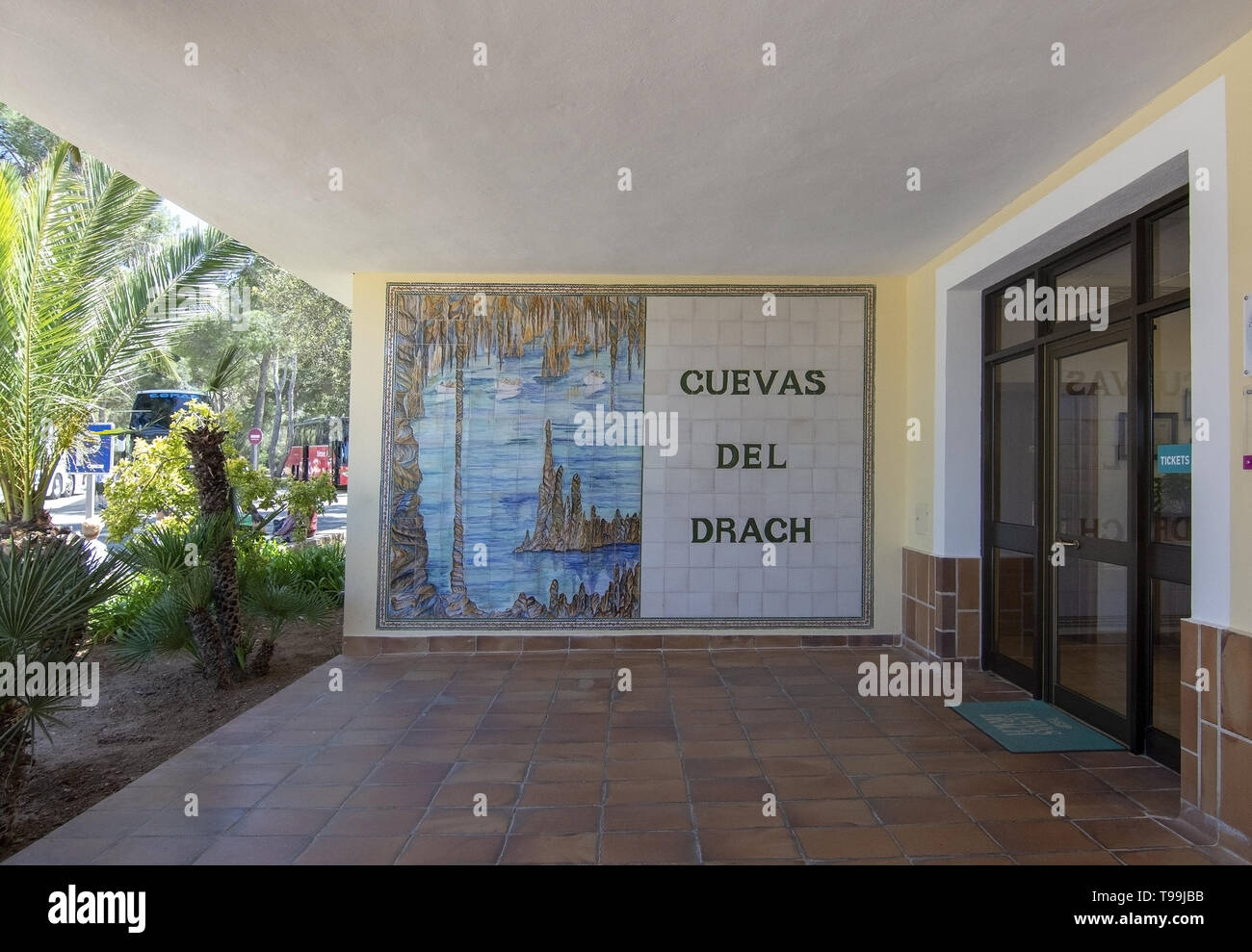 CUEVAS DELS DRACH, Majorque, Espagne - 16 MAI 2019 : Wall design icône sur une journée ensoleillée le 16 mai 2019 dans Cuevas dels Drach, Mallorca, Espagne. Banque D'Images