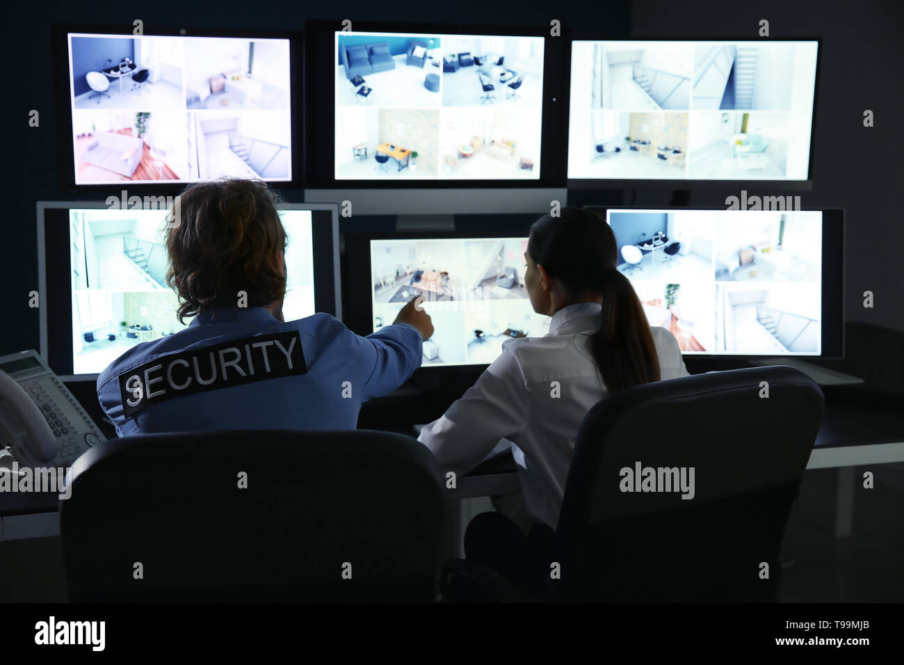 Les gardes de sécurité moderne de surveillance des caméras de surveillance dans les prix Banque D'Images