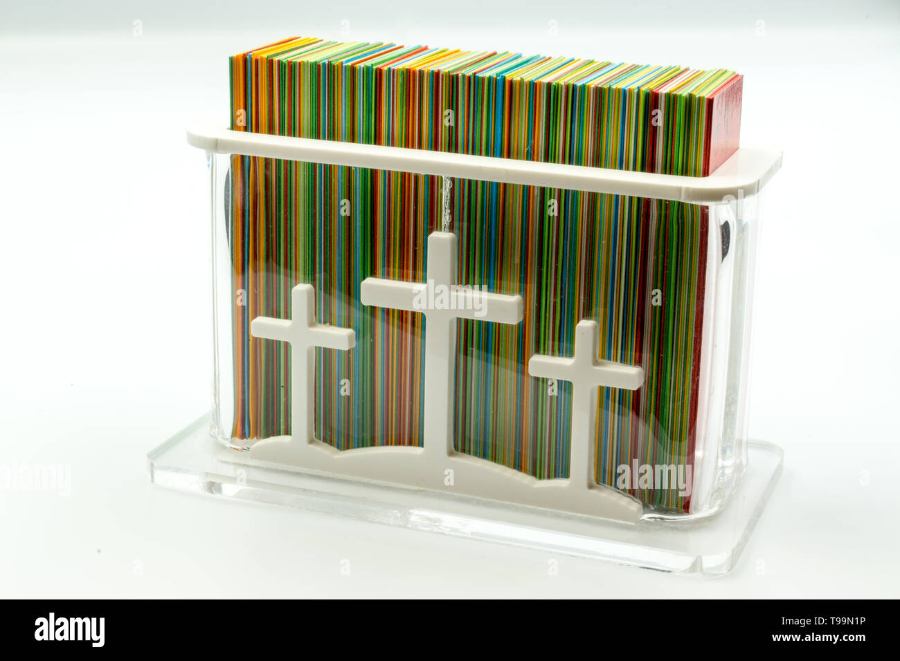 C'est une capture d'une boîte rectangulaire en verre avec une couleur multi cartes priant la photo a été prise dans un fond blanc et un studio light Banque D'Images