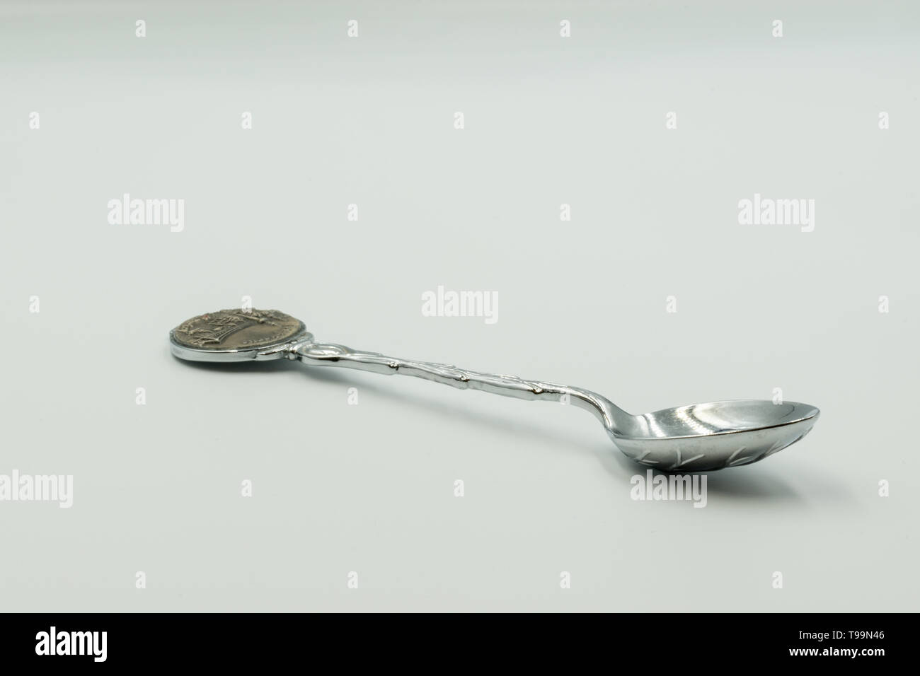 C'est une capture d'une vieille cuillère d'aluminium dans un studio d'éclairage et un fond blanc Banque D'Images