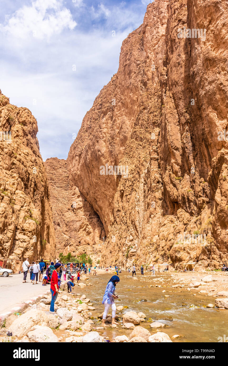 TINERHIR, MAROC, 28 août 2018 : La célèbre gorges du Todra Banque D'Images