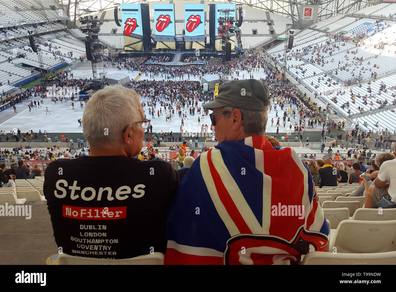 Rolling Stones Rock Music Fans, un drapé de l'Union Jack Flag, attendre le début d'un concert des Rolling Stones pendant le légendaire groupe's Aucun filtre tournée dans le Stade Vélodrome Marseille (26 juin 2018) Banque D'Images