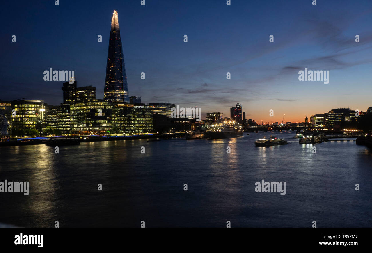 Paysage de Londres sur Tamigi dans la nuit Banque D'Images