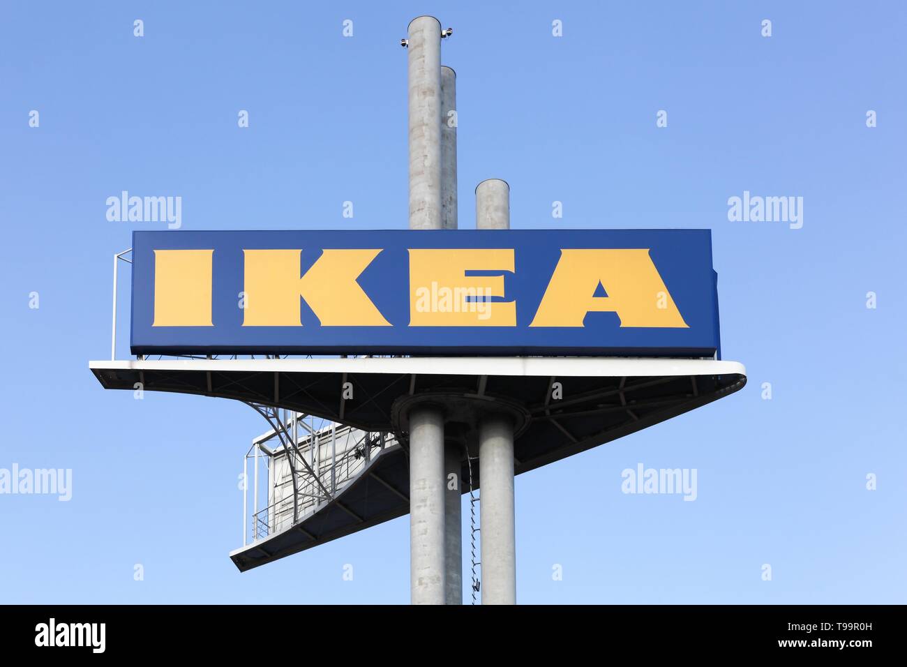 Stuhr, Allemagne - septembre 1, 2018 : IKEA signe sur un poteau. IKEA est un groupe multinational qui conçoit, vend des meubles prêts à assembler Banque D'Images