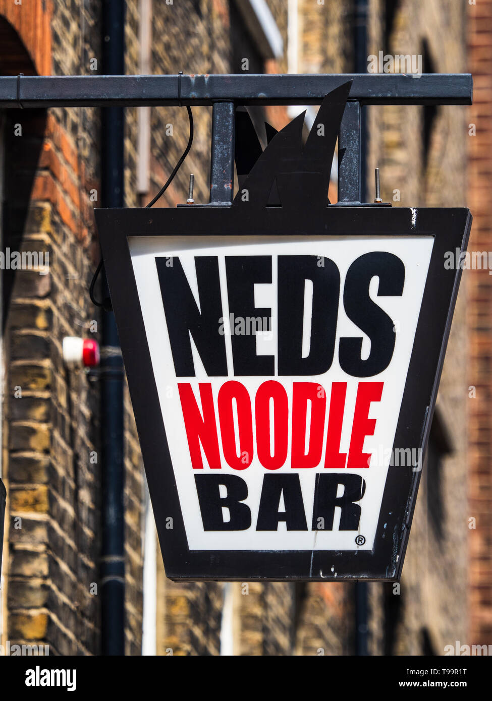Neds Noodle Bar Sign in Fashionble Shoreditch - la succursale de la rue Pitfield d'une petite chaîne Noodle Bar. Banque D'Images