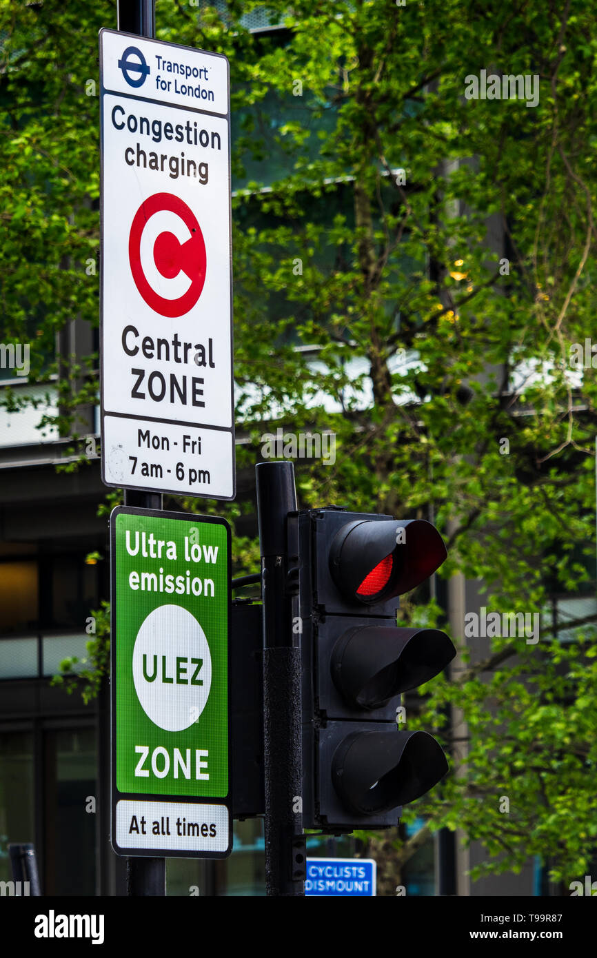 ULEZ Ultra Low Emission Zone Signer London - Panneaux pour la zone de péage urbain et de nouvelles Ultra Low Emission Zone dans le centre de Londres Banque D'Images