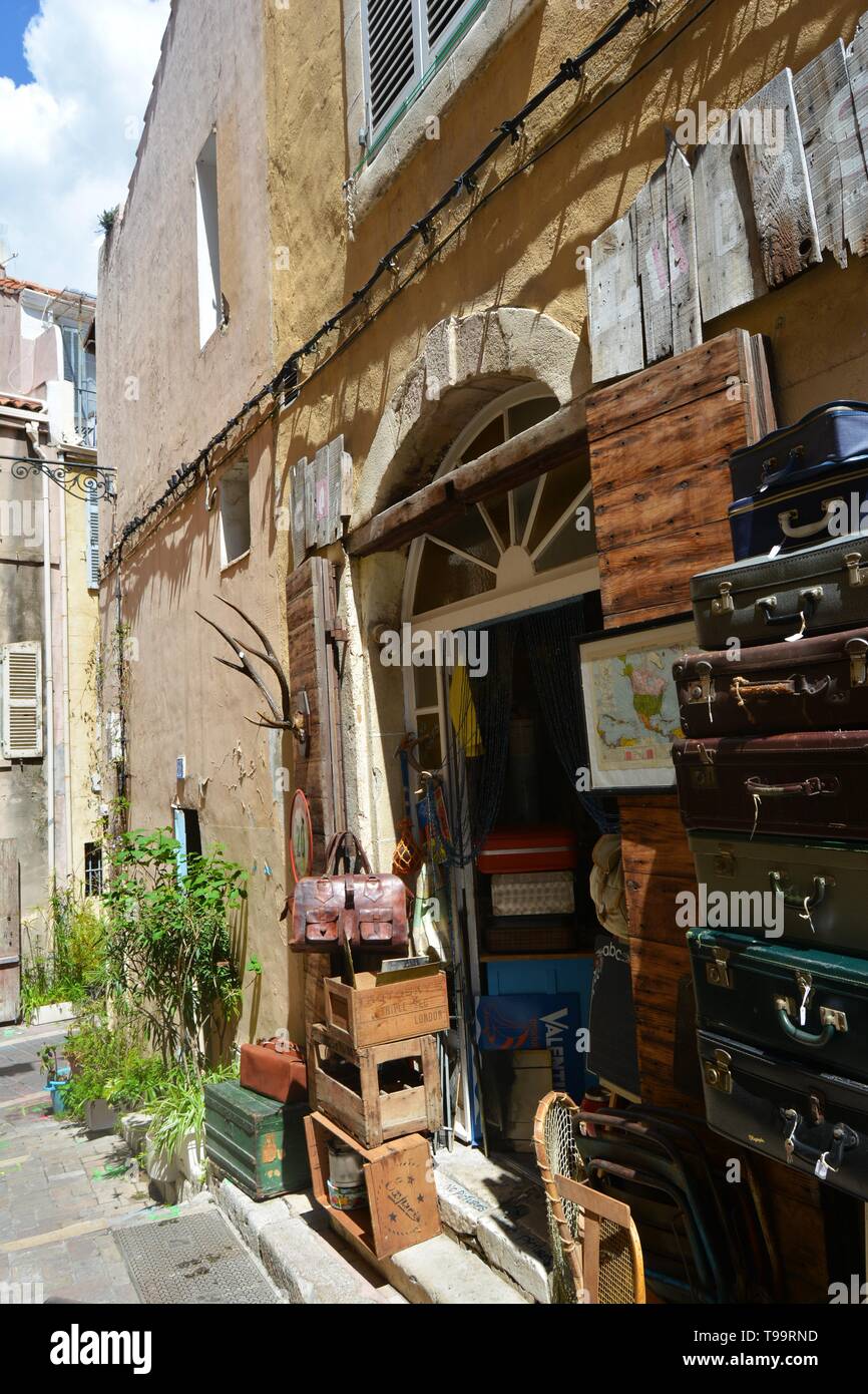 La pittoresque et ses rues colorées de la vieille ville de Marseille, en été. La France. Banque D'Images