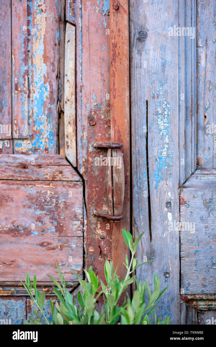 Détail d'une vieille porte en bois vintage avec poignée à un jardin dans le cadre de chambre Banque D'Images