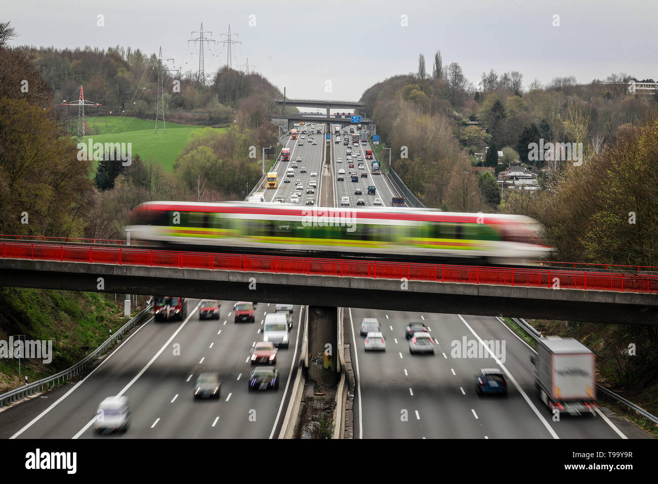 26.03.2019, Erkrath, Rhénanie du Nord-Westphalie, Allemagne - paysage de trafic, le trafic routier et le trafic S-Bahn se coupent sur l'autoroute A3. 00X190326D021C Banque D'Images