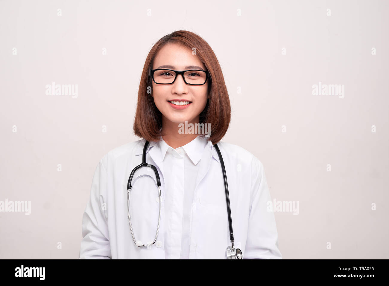 Portrait d'une jolie jeune femme médecin asiatique en robe blanche Banque D'Images