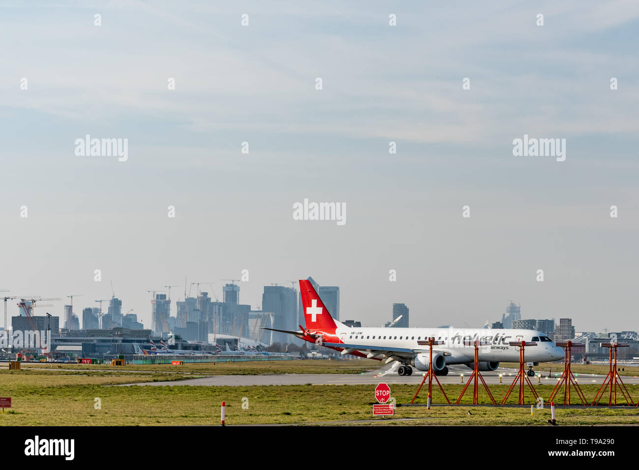 Londres, Royaume-Uni - 17, février 2019 : Helvetic Airways Compagnie aérienne basée à Zurich Kloten, Suisse. Type d'avion Embraer ERJ-190 à l'aéroport de London City. Banque D'Images