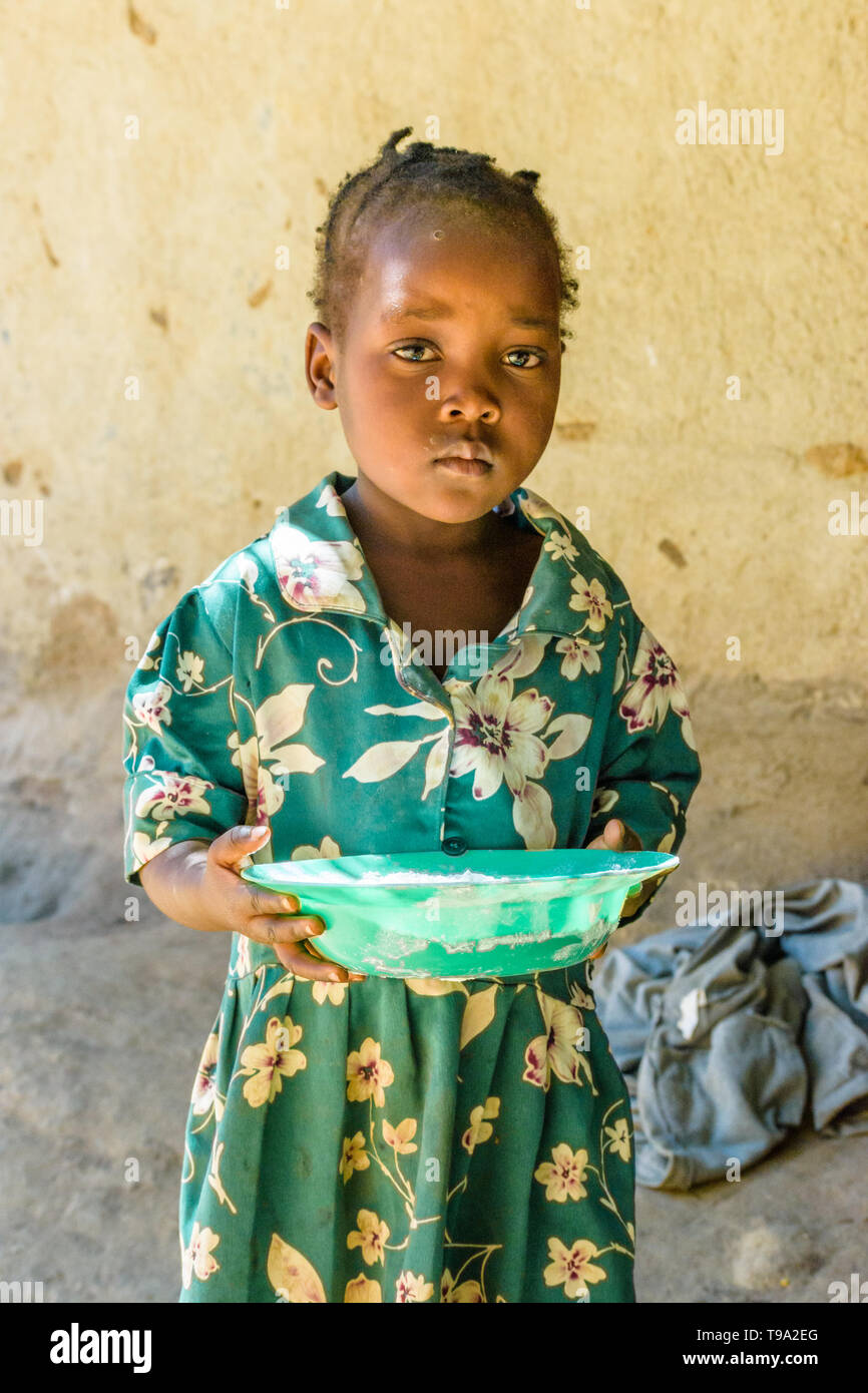 Enfants malawites tenait un bol de farine de maïs Banque D'Images