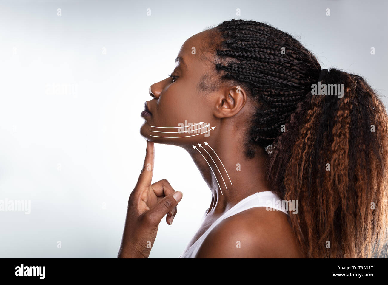 Femme avec des flèches sur son visage sur fond blanc Banque D'Images