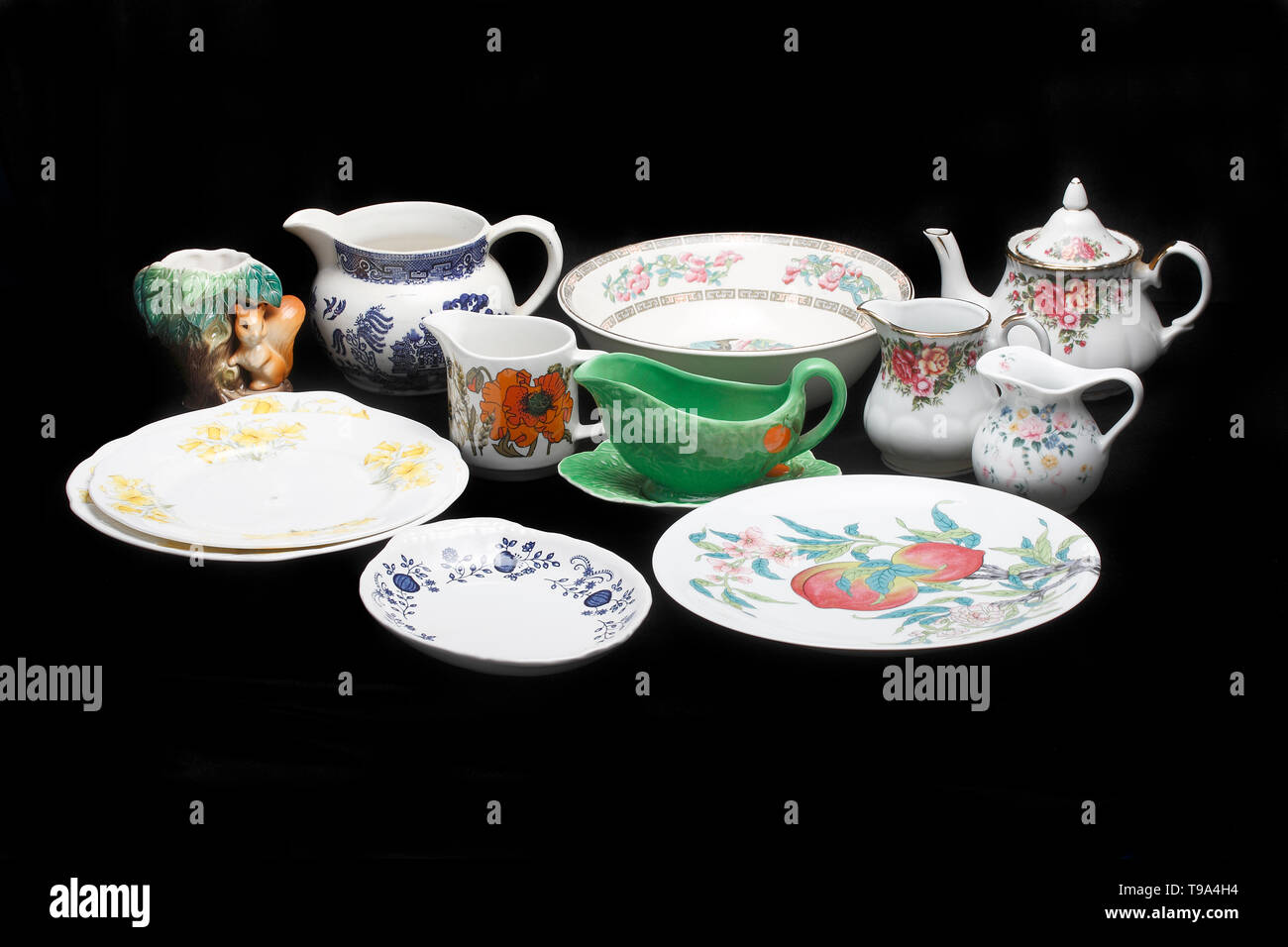 Lot mixte de la Chine, de l'Arklow, JG Studio d6 G Meakin, Enoch Wedgewood (Tunstall) Ltd, bleu, du patrimoine, Carltonware soucoupes Hornsey, tasses, théière, pot à lait Banque D'Images