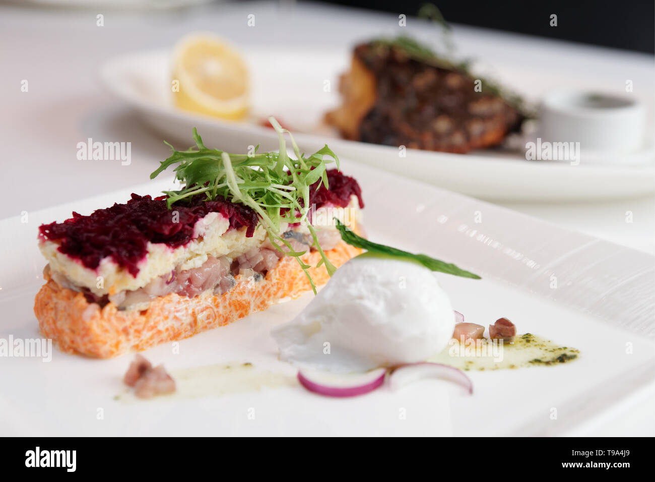 Hareng habillé apéritif, plat traditionnel russe, couverts de couches de légumes bouillis râpé, cuit avec touche moderne Banque D'Images