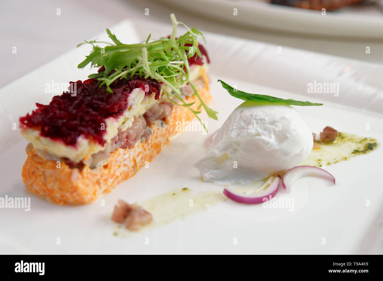 Hareng habillé apéritif, plat traditionnel russe, couverts de couches de légumes bouillis râpé, cuit avec touche moderne Banque D'Images