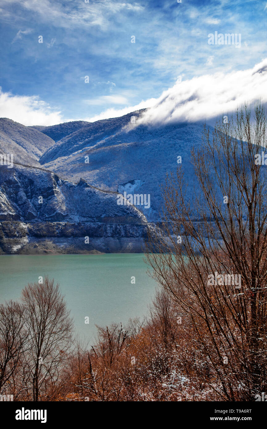 Vue panoramique des montagnes géorgiennes aux nuages et Ciel Bleu Banque D'Images