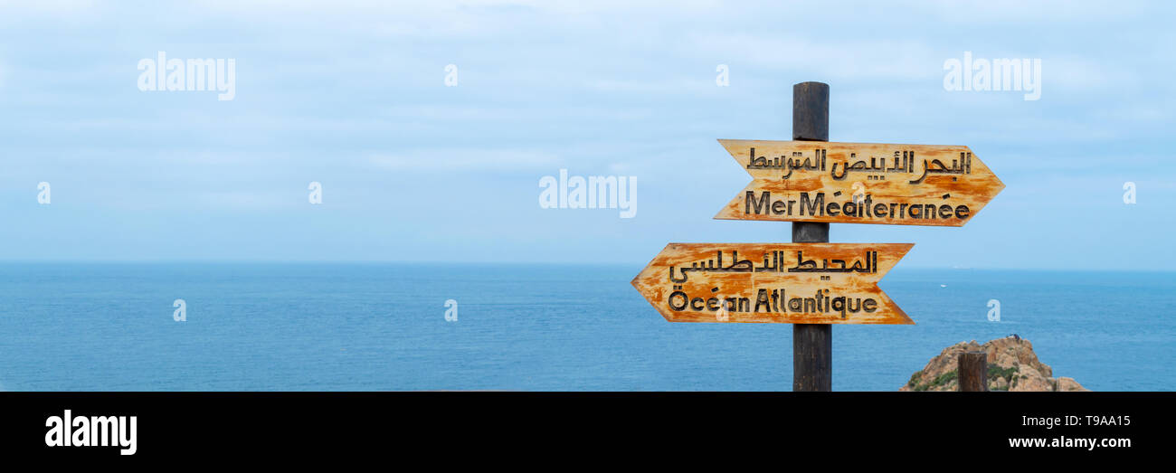 Des panneaux indiquant le lieu où l'océan Atlantique s'associe à la Méditerranée près de Tanger, Maroc Banque D'Images