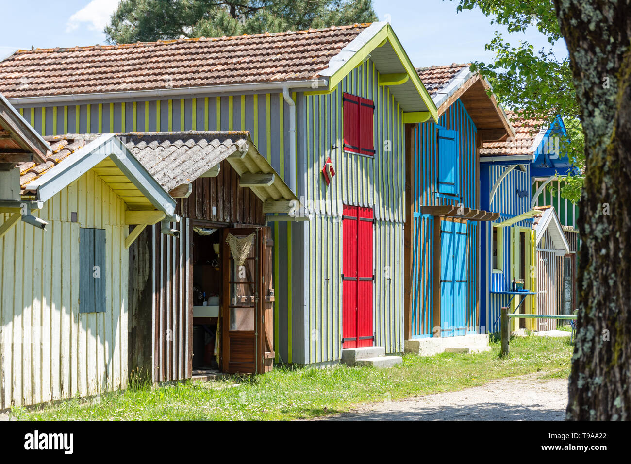 Biganos (Arcachon, France), la couleur des maisons de pêcheurs dans le  pittoresque petit port Photo Stock - Alamy