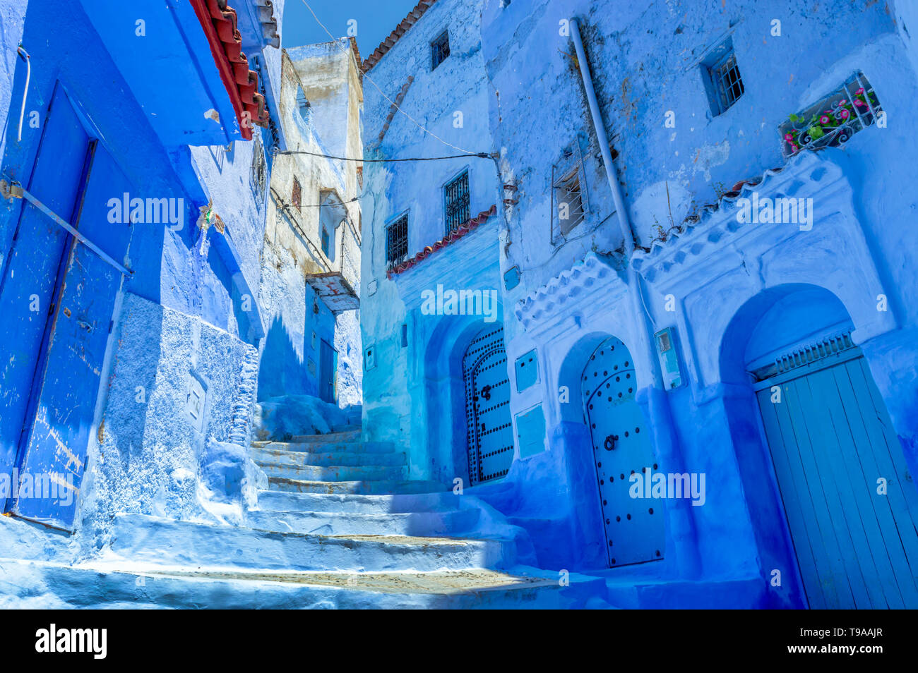 Street dans la ville bleue de Chefchaouen au Maroc Banque D'Images
