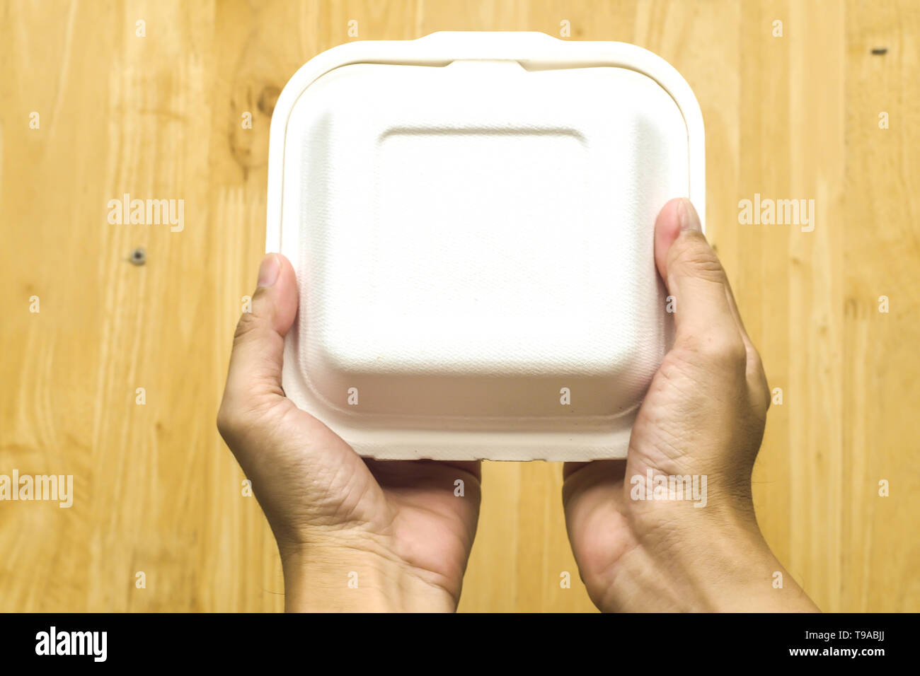 Close Up Hand Hold Dessert Gateau Dans Des Boite En Carton Vide Vide Clair Commande De Nourriture Concept De La Prestation Zone Publicitaire Recevoir Paquet Mock U Photo Stock Alamy Close Up Hand Hold Dessert Gateau Dans Des Boite En Carton Vide Vide Clair Commande De Nourriture Concept De La Prestation Zone Publicitaire Recevoir Paquet Mock U Photo Stock Alamy