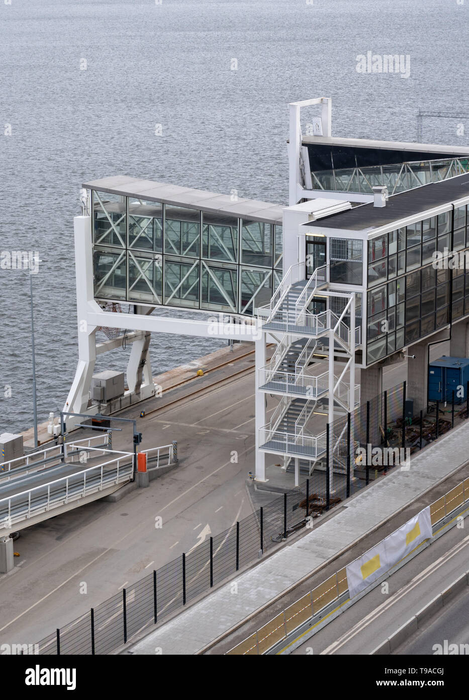 La borne des navires dans le port avec passerelle avec de grandes fenêtres, Stockholm Suède Banque D'Images