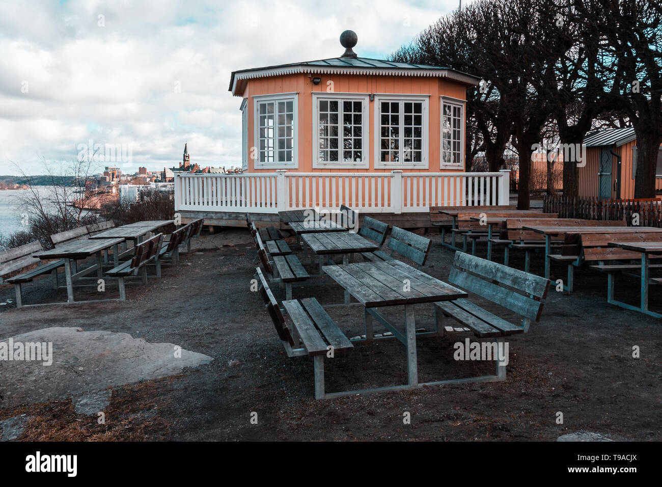 Petit café avec des tables et des bancs vides un jour de printemps avant la saison estivale commence, Stockholm Suède Banque D'Images