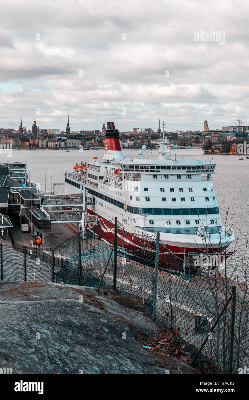 Editorial 03.26.2019 Stockholm Suède Mme Gabriella Car ferry Viking Line à la borne sur une journée ensoleillée avant le départ Banque D'Images