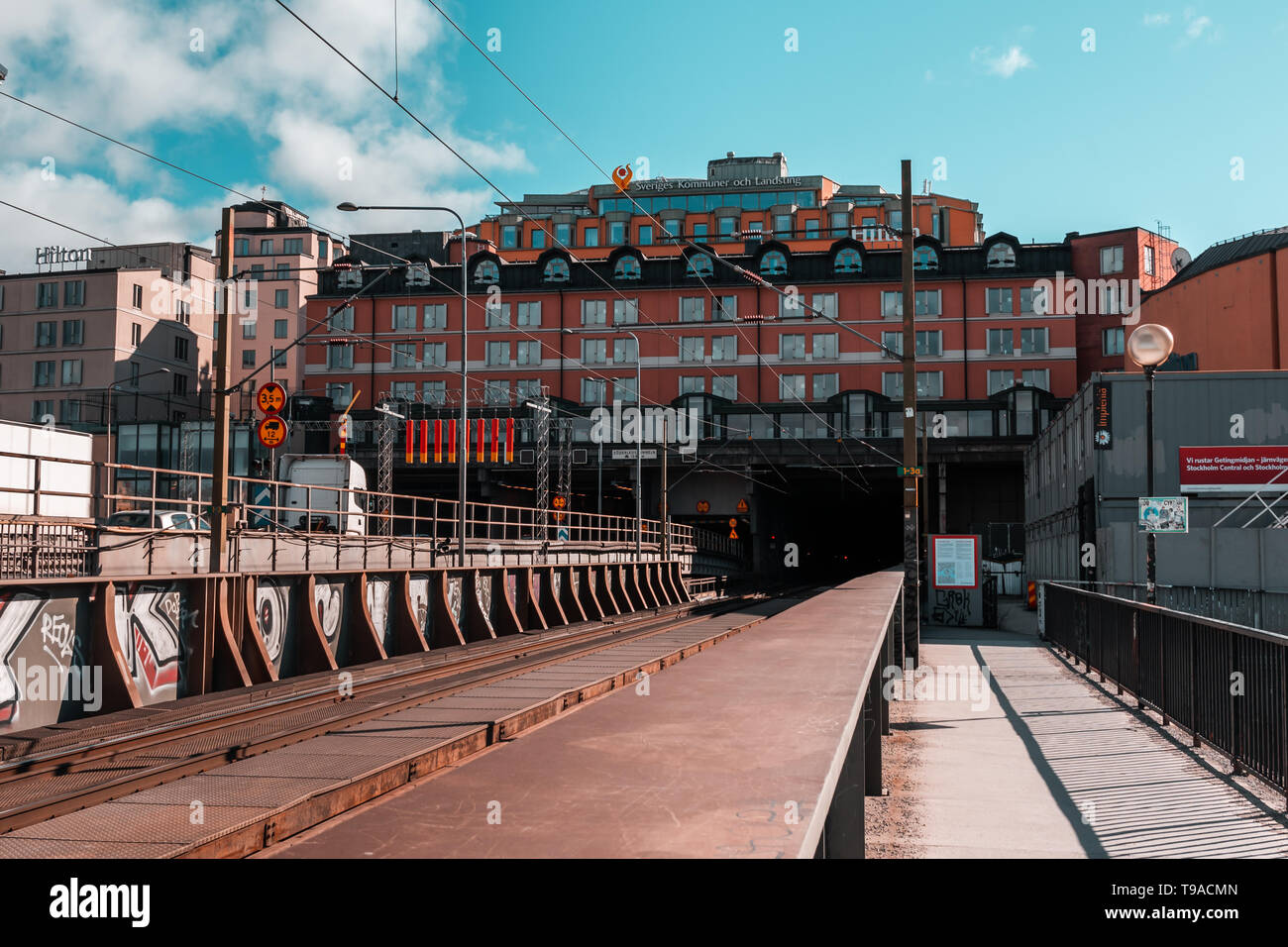 Editorial 03.26.2019 Stockholm Suède Hilton hotel au-dessus de l'entrée du tunnel de chemin de fer et des voitures sur une journée de printemps ensoleillée Banque D'Images
