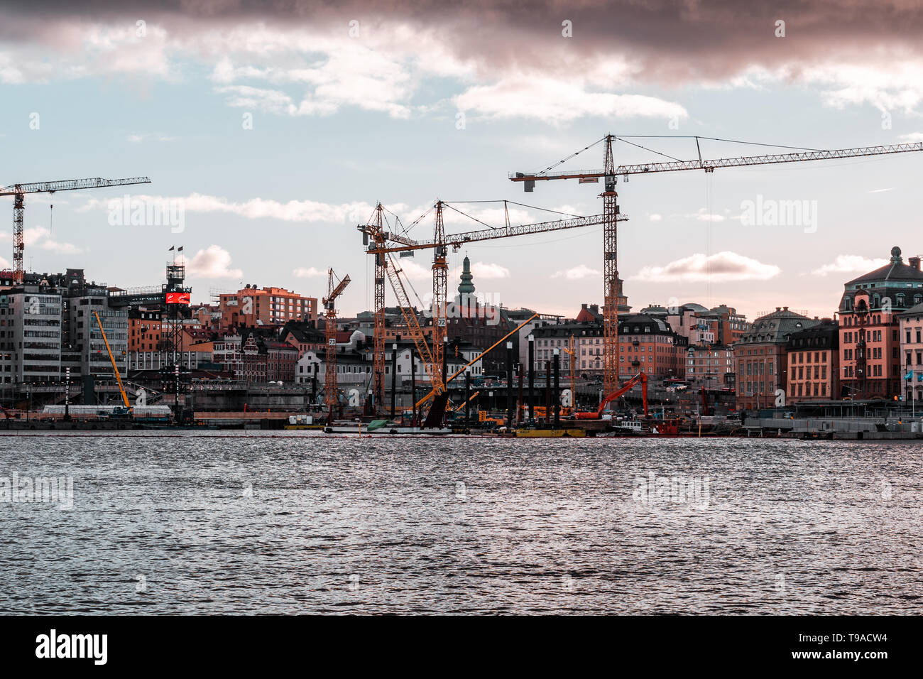 Editorial 03.26.2019 Stockholm Suède construction massive fonctionne avec un grand nombre de grues en cours à Slussen au coucher du soleil Banque D'Images
