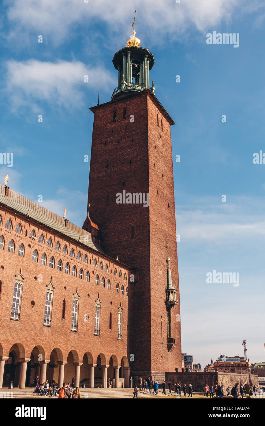 Editorial 03.27.2019 Suède Stockholm City Hall sur une journée de printemps ensoleillée avec tous les touristes en profitant de la vue sur le bâtiment Banque D'Images