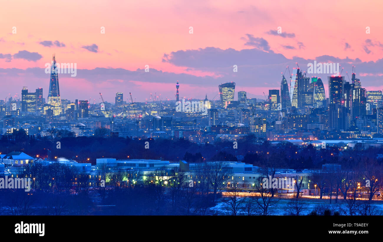 Photographié sur le tireur Hill,le ciel présente des couleurs orange vif, vue panoramique sur le Centre et l'Est de Londres, l'Écharde de cornichon, le Tower Bridge, St Paul Banque D'Images