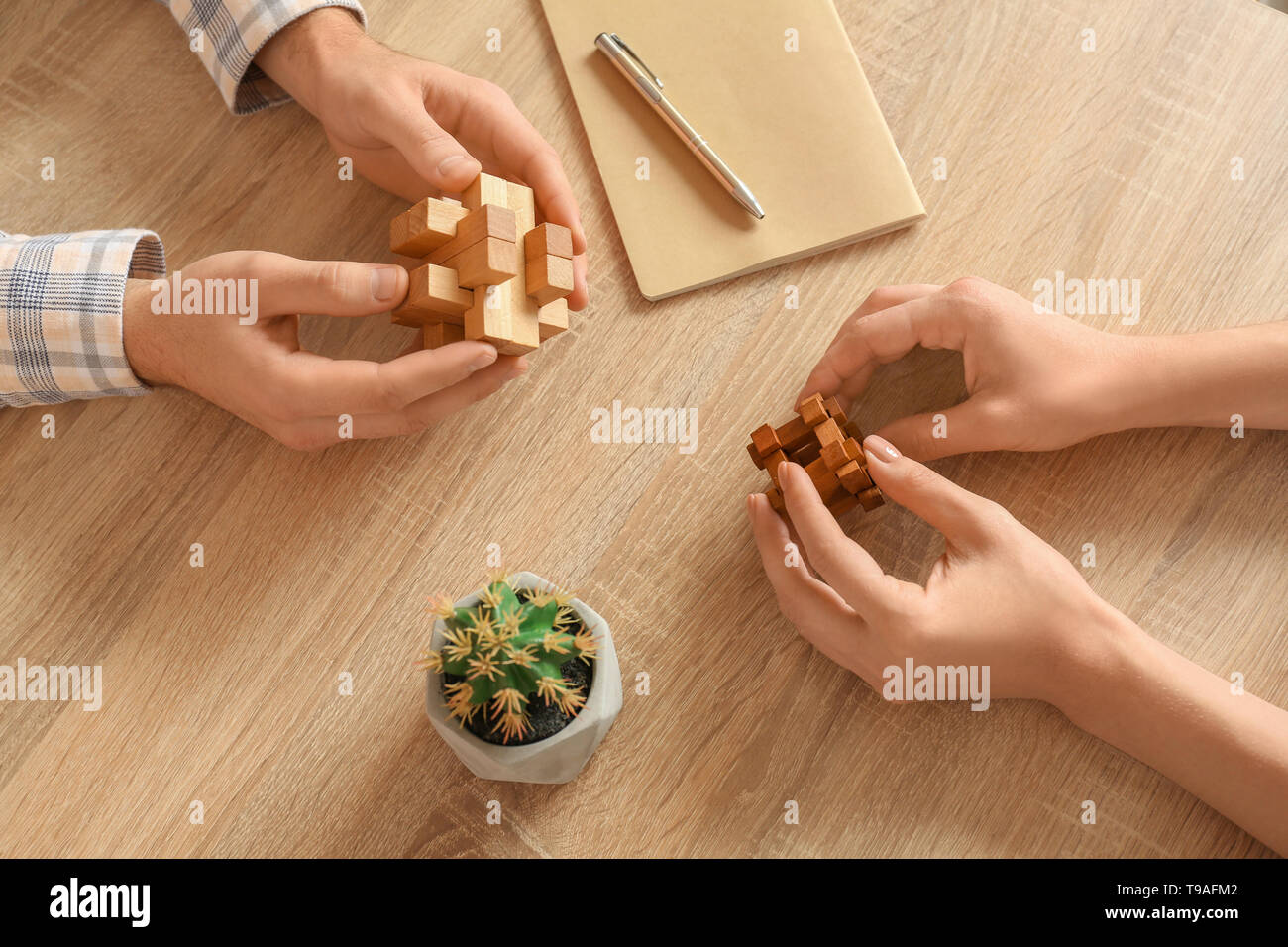 Les jeunes avec réflexion à table en bois Banque D'Images