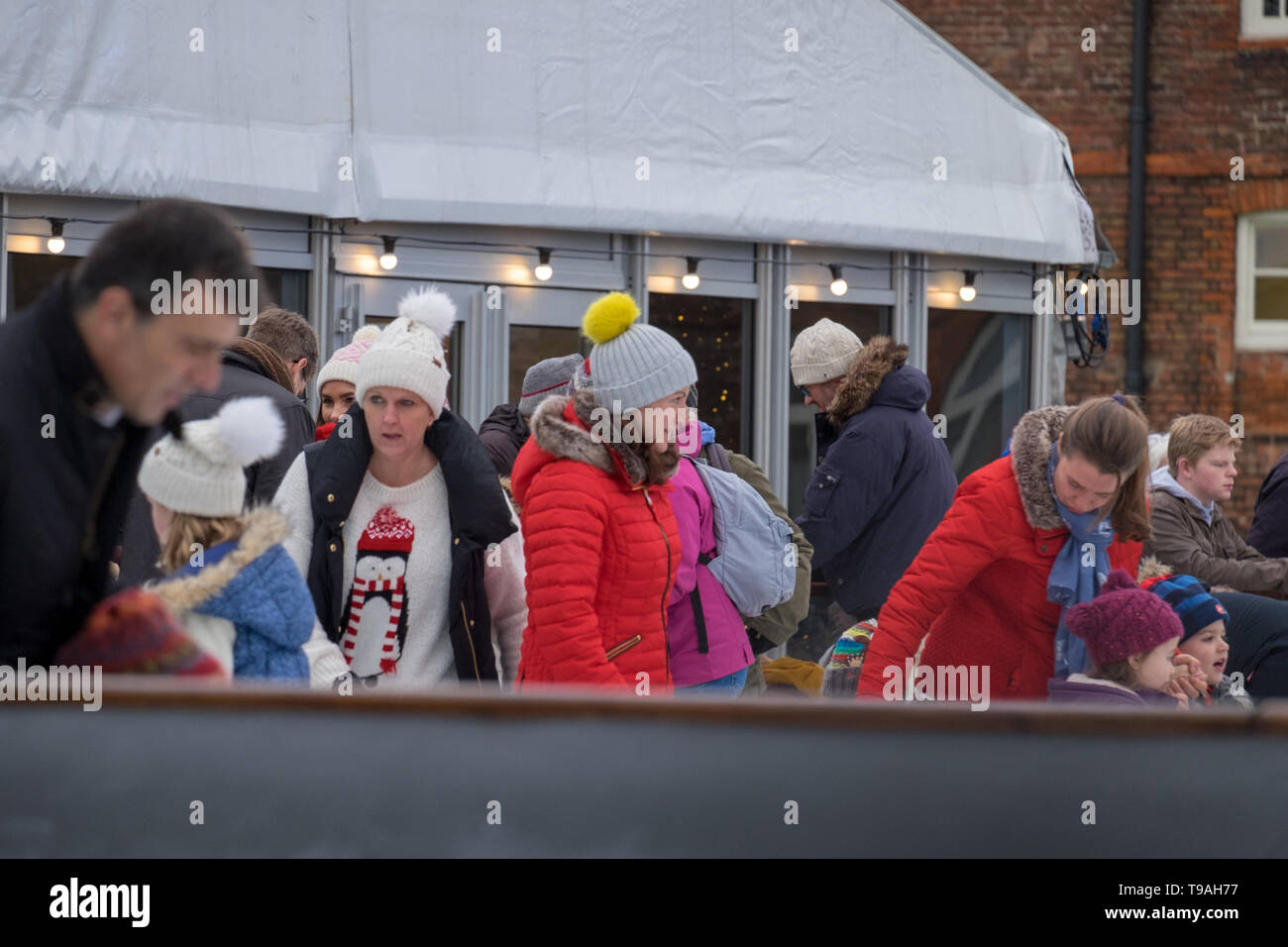 Famille patinage sur glace hiver fun Banque D'Images