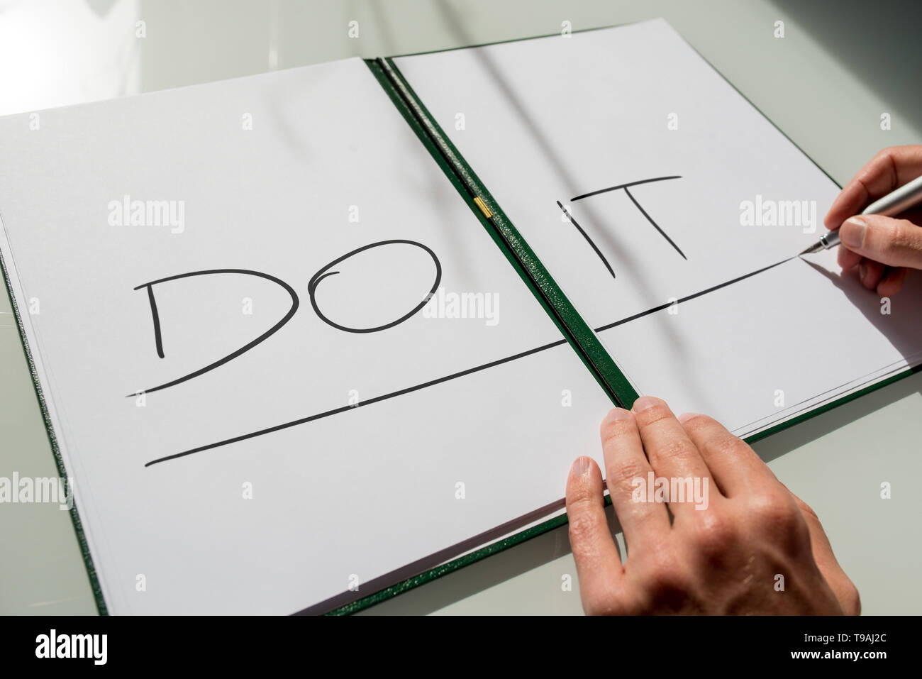 Il n concept avec la main d'un homme écrivant les mots en grandes lettres majuscules sur un ordinateur portable ouvert de conceptuel - ne pas tergiverser, il n'im Banque D'Images