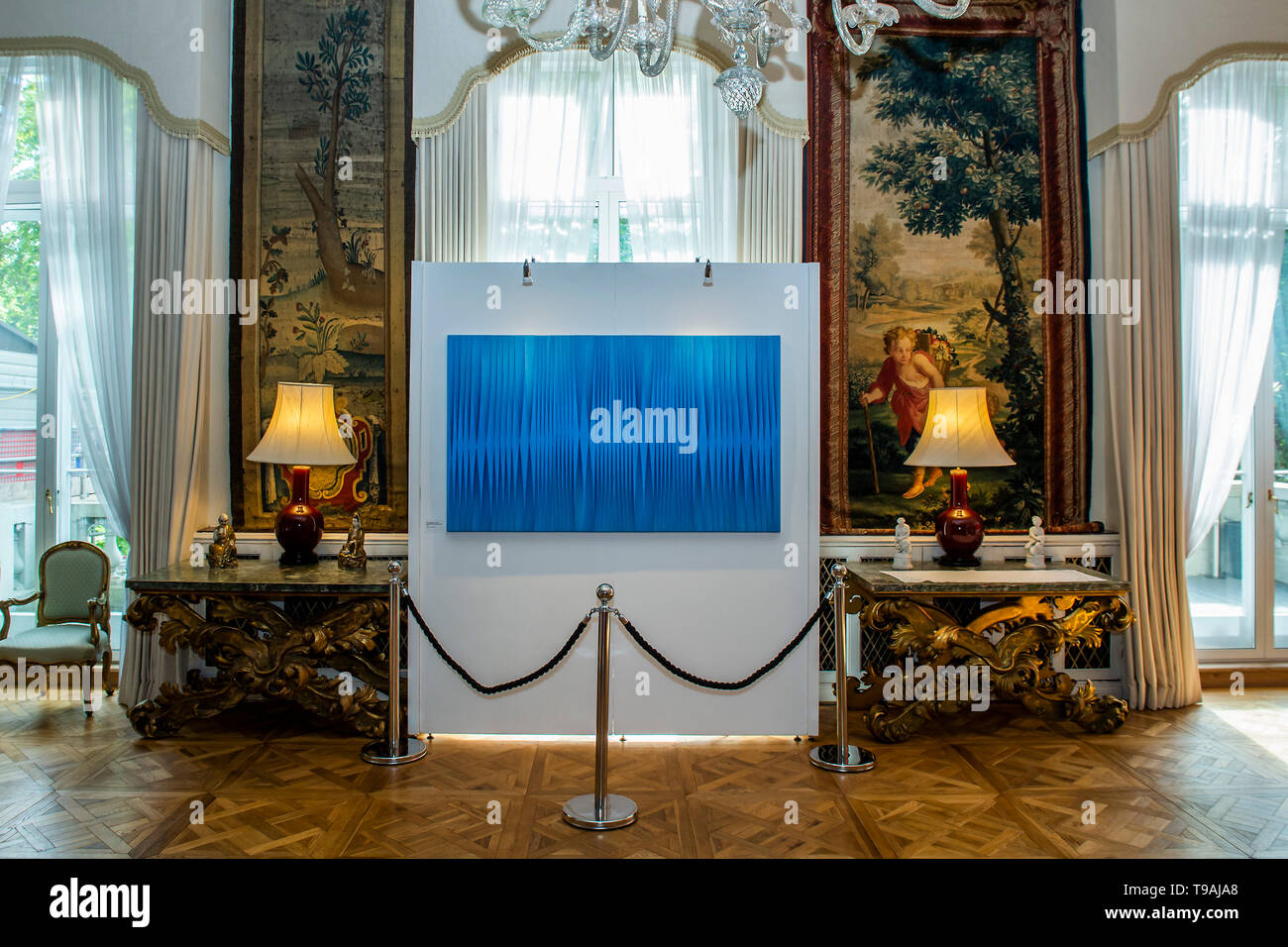 Londres, Royaume-Uni. 16 mai 2019. Pino Manos, Sincronicita azzurro blu iridescente, 2018 - La fête de lancement pour Spaziale ! Opera Gallery à Londres à l'Ambassade italienne.L'exposition présente 40 toiles emblématiques par Lucio Fontana, Agostino Bonalumi et Enrico Castellani, entre autres. Crédit : Guy Bell/Alamy Live News Banque D'Images