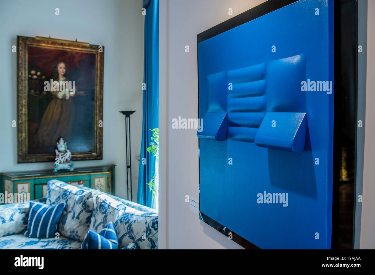 Londres, Royaume-Uni. 16 mai 2019. Blu, 1966, par Agostino Bonalumi - La fête de lancement pour Spaziale ! Opera Gallery à Londres à l'Ambassade italienne.L'exposition présente 40 toiles emblématiques par Lucio Fontana, Agostino Bonalumi et Enrico Castellani, entre autres. Crédit : Guy Bell/Alamy Live News Banque D'Images