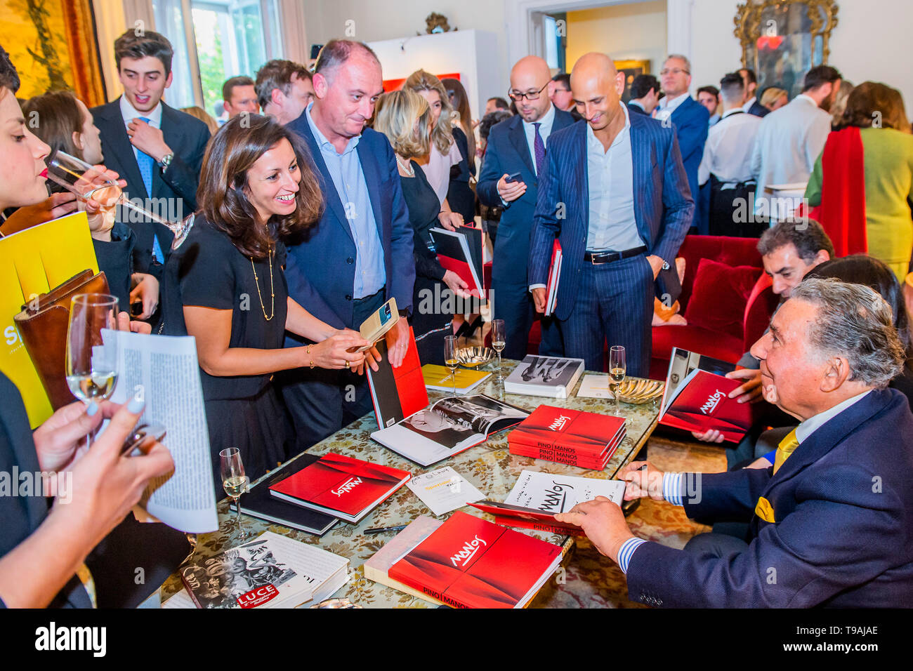 Londres, Royaume-Uni. 16 mai 2019. Pino Manos signe des exemplaires de l'ouvrage de ses œuvres - La fête de lancement pour Spaziale ! Opera Gallery à Londres à l'Ambassade italienne.L'exposition présente 40 toiles emblématiques par Lucio Fontana, Agostino Bonalumi et Enrico Castellani, entre autres. Crédit : Guy Bell/Alamy Live News Banque D'Images