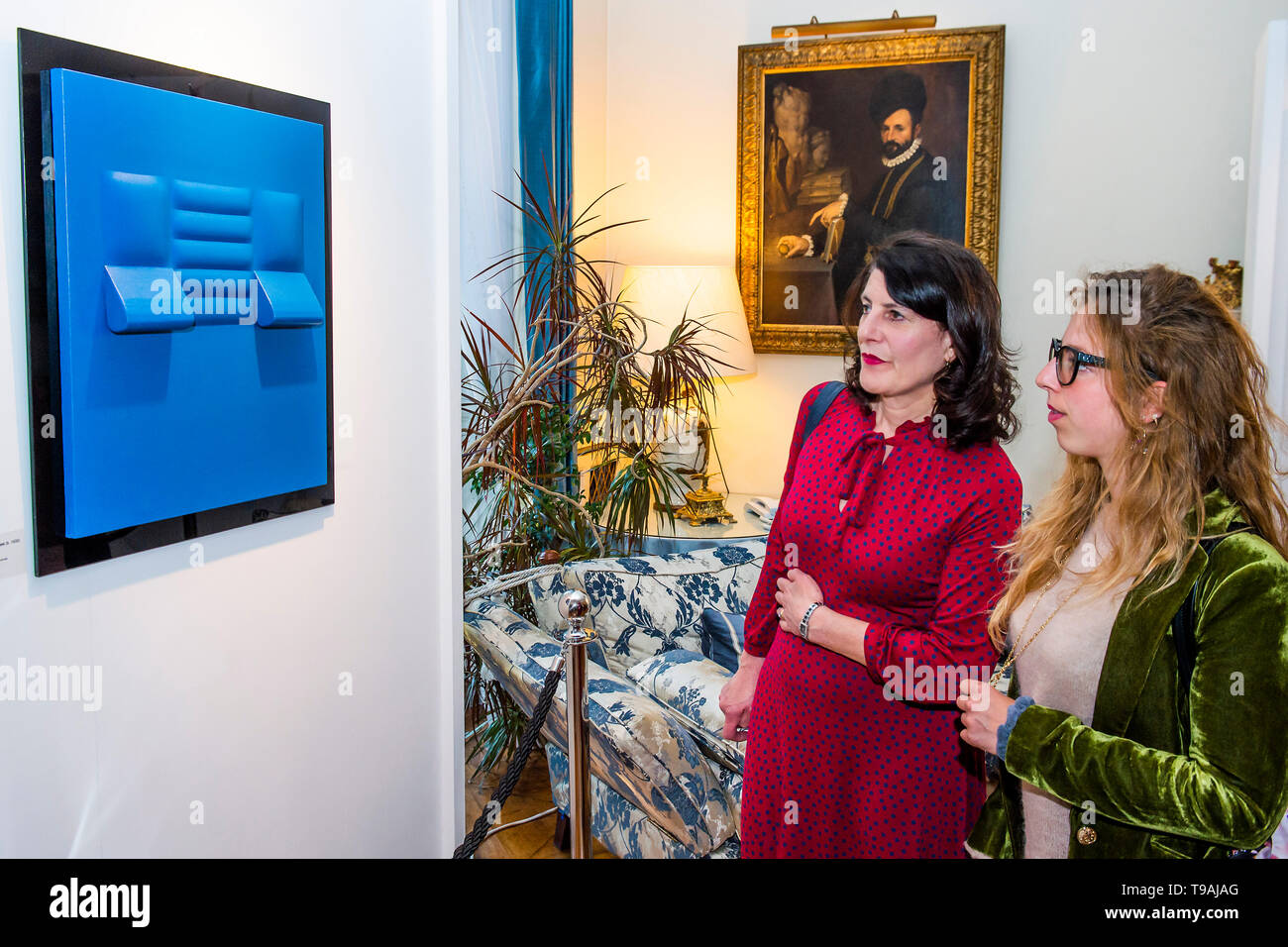 Londres, Royaume-Uni. 16 mai 2019. Blu, 1966, par Agostino Bonalumi - La fête de lancement pour Spaziale ! Opera Gallery à Londres à l'Ambassade italienne.L'exposition présente 40 toiles emblématiques par Lucio Fontana, Agostino Bonalumi et Enrico Castellani, entre autres. Crédit : Guy Bell/Alamy Live News Banque D'Images