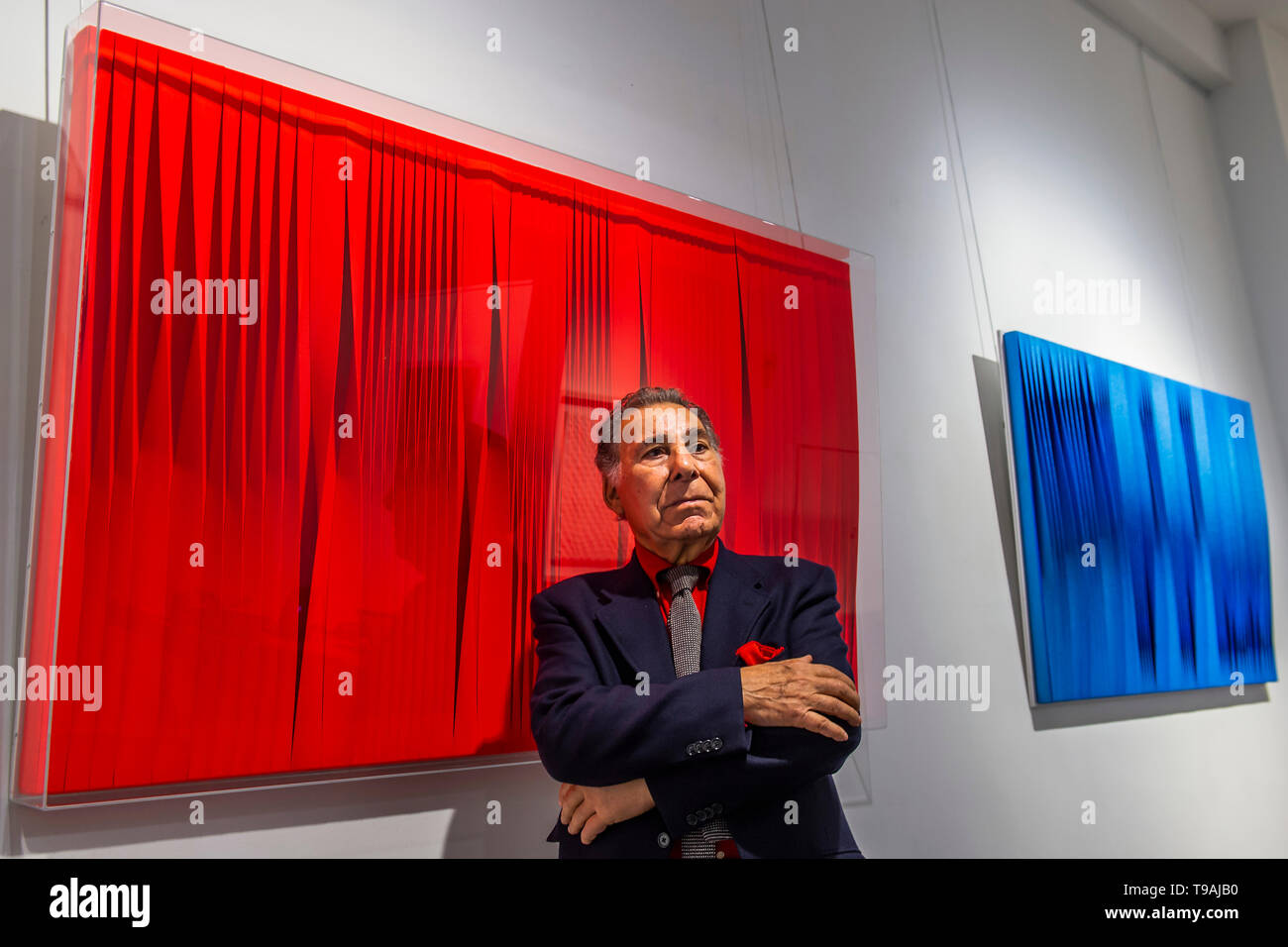 Londres, Royaume-Uni. 17 mai 2019. Sincronicità rosso, 2018 fluo vibrante et Londres, Royaume-Uni. 17 mai 2019. Sincronicita azzurro blu iridescente, 2018 par Pino Manos (photo) - Spaziale ! Opera Gallery à Londres. Organisé en collaboration avec l'Ambassade italienne à Londres, l'exposition présente 40 toiles emblématiques par Lucio Fontana, Agostino Bonalumi et Enrico Castellani, entre autres. Crédit : Guy Bell/Alamy Live News Banque D'Images
