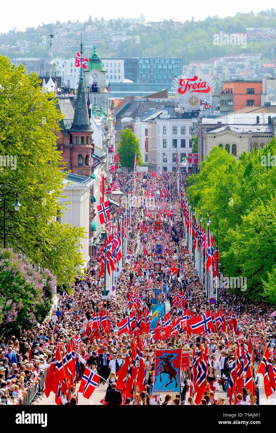 Oslo, Norvège. 17 mai, 2019. Journée nationale de la Norvège 17-05-2019 la famille royale norvégienne au balcon du palais royal à Oslo salutation des milliers de personnes marchant sur le palais comme c'est la célébration de la journée nationale de crédit : extérieure/Albert Nieboer Pays-bas OUT |/dpa/Alamy Live News Banque D'Images