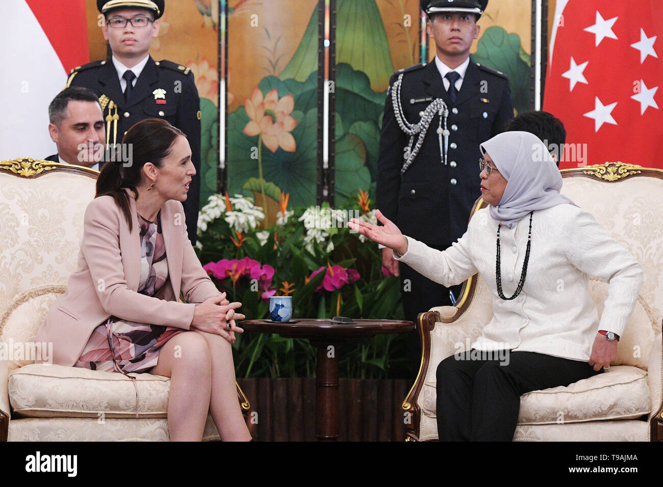 Singapour. 17 mai, 2019. Le président de Singapour Halimah Yacob (R) rencontre avec le Premier Ministre de la Nouvelle-Zélande, de Singapour à Jacinda Ardern 31514 à Singapour le 17 mai 2019. Jacinda Ardern est sur une journée de visite officielle à Singapour. Credit : Puis Chih Wey/Xinhua/Alamy Live News Banque D'Images